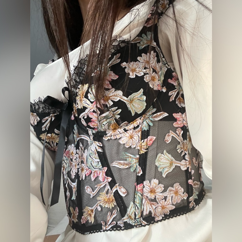 Victoria secret Corset style lingerie
top with embroidered floral details - Picture 4 of 7